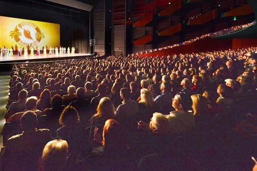 图7：美国神韵巡回艺术团在西雅图麦考剧院（McCaw Hall）三天五场的演出落下帷幕。图为神韵巡回艺术团于4月9日下午的演出。最后一场是离演出前一个月临时加的，也座无虚席。