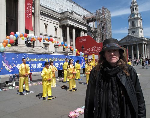 图15：五月八日，来自北英格兰的业余诗人布莱特在伦敦鸽子广场有缘遇到法轮功真相。