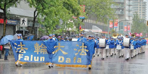 图1-3：法轮功学员冒雨参加了新西敏市海阅节游行，受到组委会和市民盛赞。