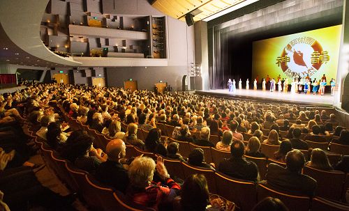 2016年3月22日，神韵纽约艺术团在洛杉矶千橡市（Thousand Oaks）演出盛况。