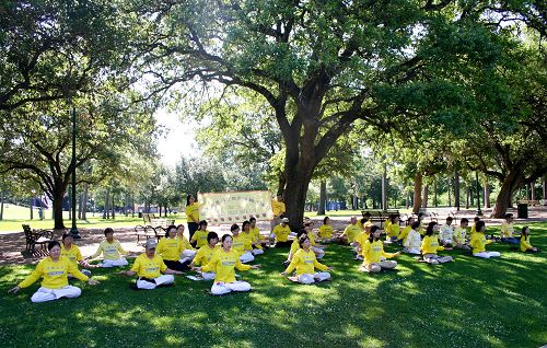 法轮功学员在赫尔曼公园（Hermann Park）展示功法