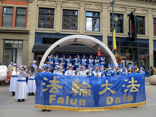 天国乐团参加了卡城西北区郝克伍德区的社区游行和早餐会表演，同样受到了热烈的欢迎