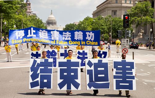 图1-10:2016年7月14日,法轮功学员在美国首都华盛顿特区举行反迫害大游行