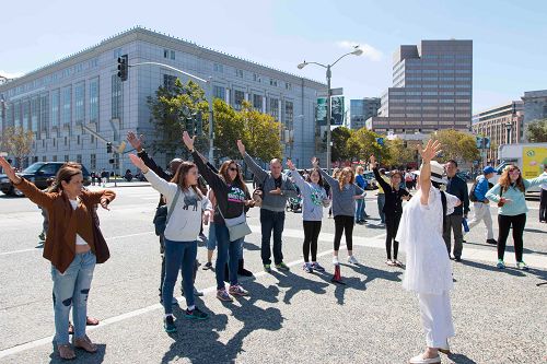 图9：民众在学炼法轮功功法