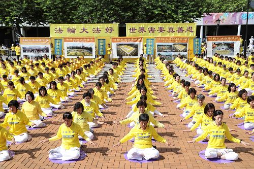 图1：二零一六年七月十七日上午，法轮功学员在中环爱丁堡广场集体炼功。