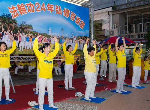 图4：在恒春热闹商圈、西门水舞广场，有法轮功介绍和五套功法演示。