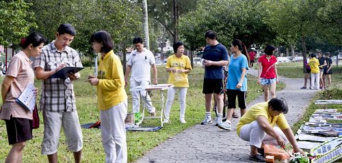 柔佛州新山法轮功学员在向民众讲真相