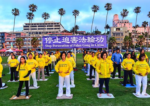 二零一六年七月十七日，加州圣地亚哥法轮功学员在当地著名景点拉荷亚海滩集体，传播法轮功的真相。