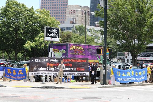 图： 二零一六年七月二十日中午，亚特兰大法轮功学员举行集会，呼吁公众谴责中共暴行，制止迫害。