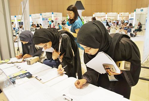 图5-8：各国主要大学社会福祉学科教授及各国与会者在会展现场签名反对中共活摘器官。