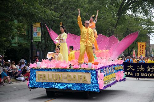 图1：芝加哥法轮功学员参加埃文斯顿市美国独立日游行，主办方与观众赞花车亮眼。