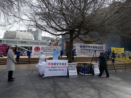 图1：奥克兰法轮功学员在市中心的奥缇亚（Aotea）广场举行“停止迫害法轮功，揭露中共活摘法轮功学员器官罪恶”的反迫害活动。