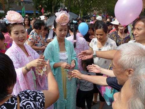'图3、民众争拿“法轮大法好”小莲花'