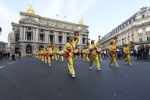 图1~24:来自欧洲各个国家上千名法轮功学员聚集法国巴黎,举行历时两个小时的游行活动,从交易所广场(Place de la Bourse)出发,途经巴黎歌剧院、皇家宫殿和数条繁华的主要街道,最后抵达卢浮宫对面的卡鲁索广场。