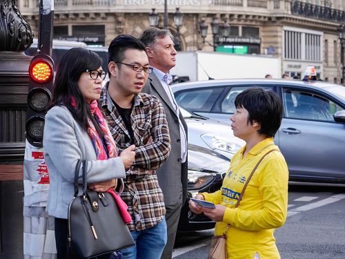 图32~33:法轮功学员向华人讲真相