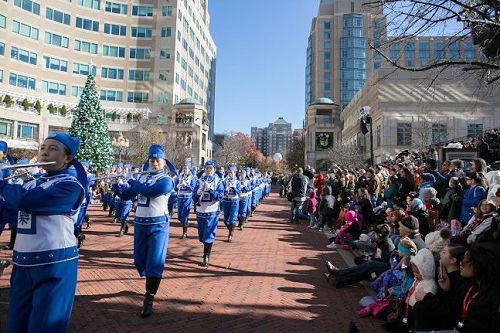 '图1~5:二零一七年十一月二十四日,美国弗吉尼亚州瑞思顿(Reston)镇举办节日游行,有约一百五十名法轮功学员组成的天国乐团首次参加。游行主办方表示感谢,两旁观众欢迎。维州瑞斯顿市民 Sarah Happel说:“他们的服装、帽子,一切都那么好,音乐也很动听。真是非常棒﹗”'