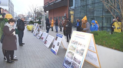 图1-3：波兰法轮功学员展示法轮功的五套功法