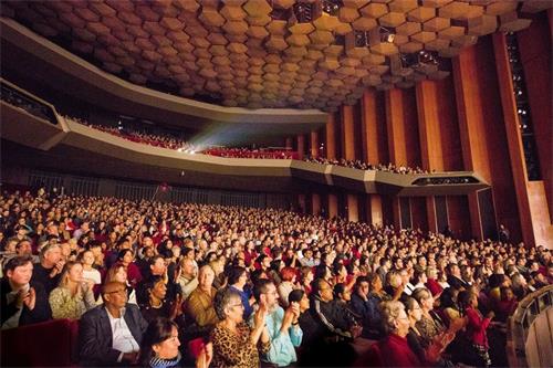 '图1：二零一七年十二月二十三日下午，神韵艺术团在德州休斯顿琼斯厅表演艺术剧院的第二场演出再爆满，门票提前售罄，加座亦被抢购一空。'