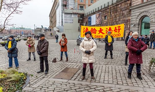 瑞典法轮功学员在钱币广场上举办法轮大法信息日活动