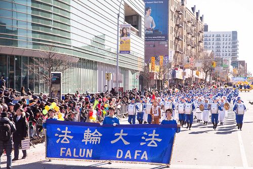 图1-12：二零一七年二月四日，纽约法轮功学员参加了法拉盛一年一度的“纽约华人新年大游行”，队伍壮观、丰富多彩，富传统的中国人过年的年味，给当地民众带来“法轮大法”和“真善忍”的美好。