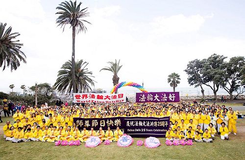 '图1：大洛杉矶地区的部份法轮功学员集体合影，齐声恭祝师父生日快乐，表达对师父的感恩。'