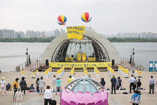 '图1：5月13日，韩国部份法轮功学员和市民们汇聚在汝矣岛汉江公园，欢庆第18届“世界法轮大法日”及法轮大法洪传25周年。'
