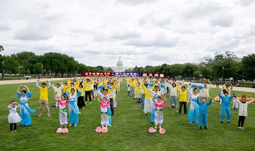 '图4：美国首都大华府地区法轮功学员在国家广场集体炼功'