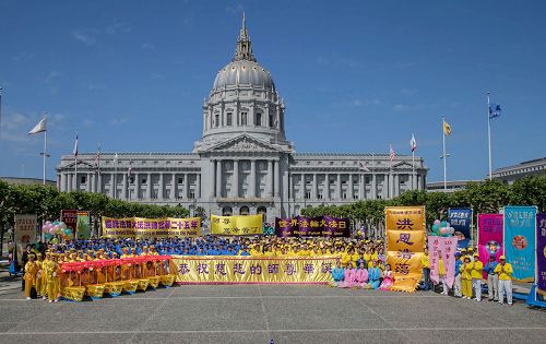 '图3：集体炼功结束后，旧金山湾区法轮功学员集体合照，恭祝李洪志师父生日快乐。'