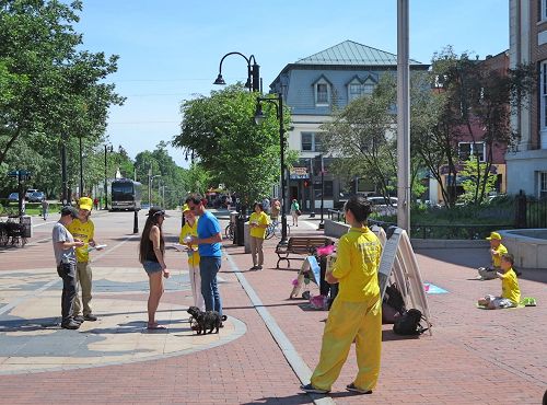 '图7：法轮功学员在佛蒙特州伯灵顿市街区给游人讲法轮功真相。'