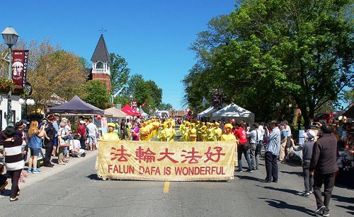 '图1～2：多伦多法轮功学员组成的天国乐团和腰鼓队，六月三日应邀参加了在多伦多邻近的万锦市举行的四十八届伊人村节日游行（Unionville Festival parade）'