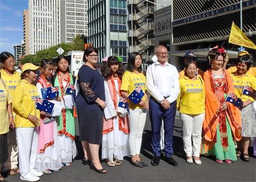 '图3：南澳州长韦瑟里尔（Jay Weatherill）等政要与部份参加澳洲日庆祝游行活动的法轮功学员合影。'