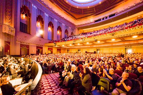 图3：二零一八年一月二十七日和二十八日，神韵纽约艺术团在圣路易斯皮博迪歌剧院（Peabody Opera House）上演了三场演出。图为二十七日下午演出大爆满的盛况。