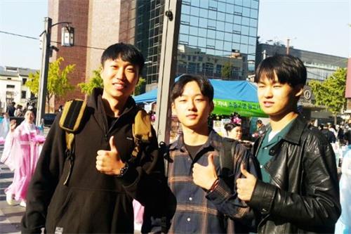 '图8：来首尔旅行偶遇游行队伍的韩国大学生朴贤镇（音译，中间）和他的朋友们。'