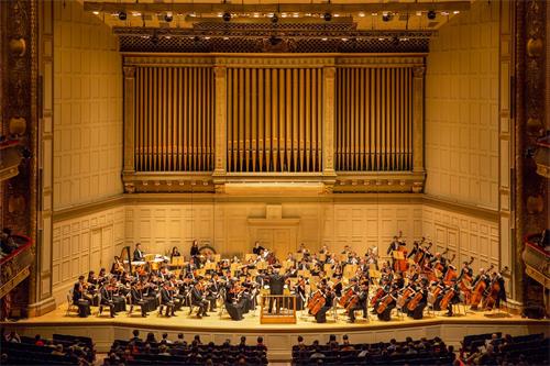 '图2：二零一八年十月十三日下午，神韵交响乐团在美国波士顿交响音乐厅（Boston?Symphony?Hall）为观众带来了精彩的演出。'