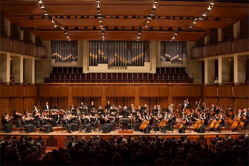 '图3：二零一八年十月十四日，神韵交响乐团在美国华盛顿DC肯尼迪艺术中心音乐厅演出。'