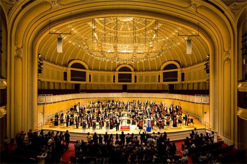 '图4：二零一八年十月二十日，神韵交响乐团在美国芝加哥交响中心演出。演出结束时观众起立鼓掌。'