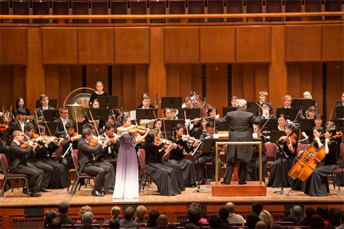 '图7：二零一八年十月十四日，神韵交响乐团在美国华盛顿DC肯尼迪艺术中心音乐厅演出。图为小提琴演奏家郑媛慧在演奏。'