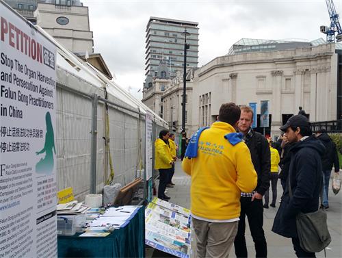 图6：二零一八年十月二十七日，法轮功学员本（Ben）在特拉法加（Trafalgar Square）广场向在伦敦工作的奥利佛（Oliva）和弗拉维奥（Flavio）深入讲真相