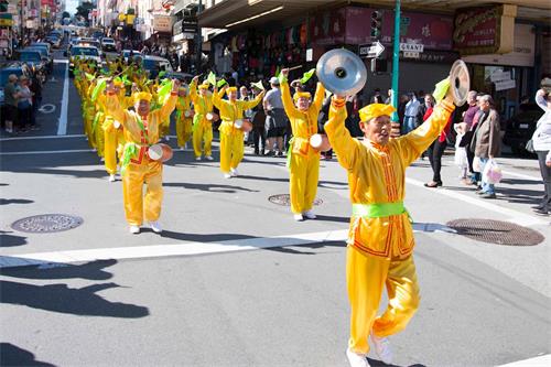 '图1~42:法轮功学员举办新年游行,给民众拜年送祝福'