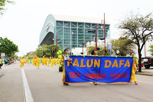 图：休士顿圣派翠克日游行,　法轮功队伍向路人演示功法