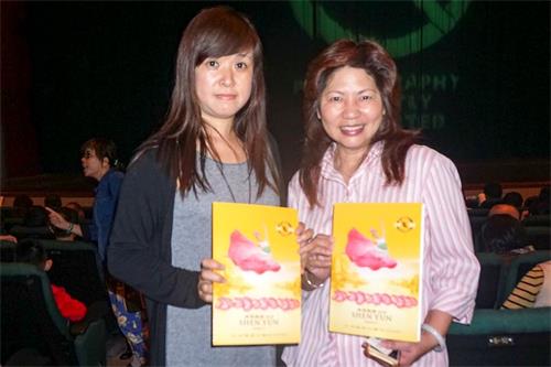'图3：舞蹈团团长陈蓓玲（右）与指导老师钟惠娥，盛赞神韵的演出水准出神入化。'