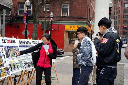 退党义工（右）向市民讲真相反迫害。