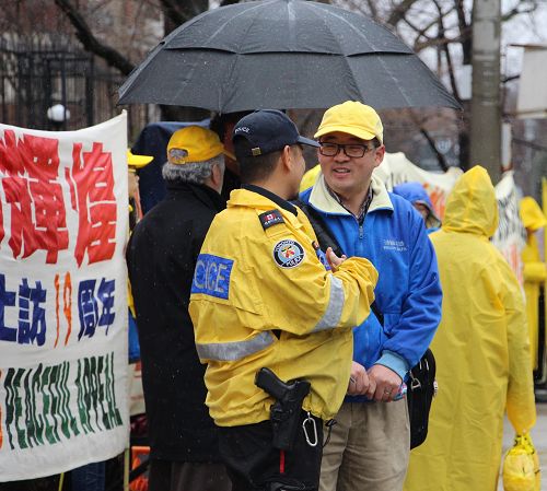 图8： 警察赞法轮功是非常和平善良的团体，图为现场警察（左）和学员交谈。