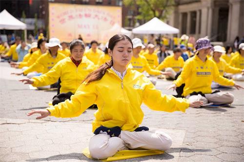 '图1～5：五月十日，美国纽约地区的部份法轮功学员在曼哈顿的联合广场集体炼功，展示法轮功的五套功法，向过往民众展示法轮大法的祥和与美好。'