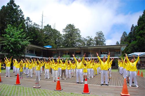 '图5～6：法轮功学员到热门景点受镇宫广场集体炼功'