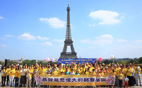 图19：法国法轮功学员恭祝李洪志师尊华诞