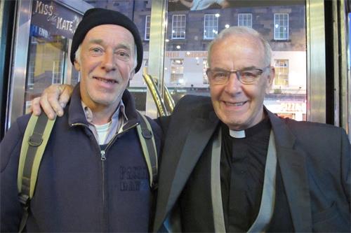'图8：五月二十一日，神父詹姆斯·利德尔（James?Liddle）先生（右）观看了神韵纽约艺术团今年在爱丁堡的最后一场演出。'