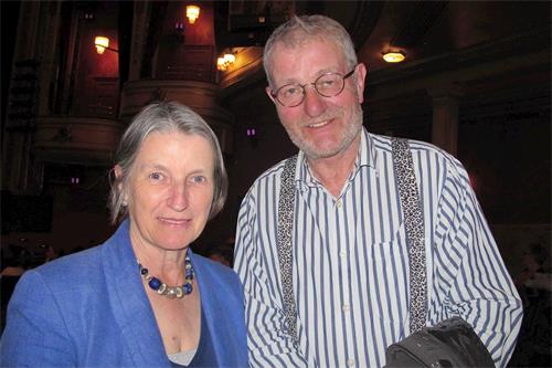 '图9：五月二十一日，彼得彼得·厄斯金（Peter?Erskine）先生和夫人观看了神韵纽约艺术团今年在爱丁堡的最后一场演出。'