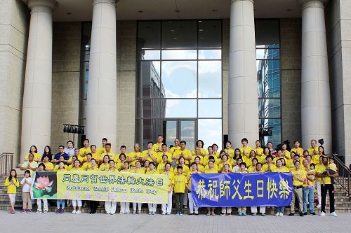 休士顿法轮功学员齐声恭祝师父生日快乐。