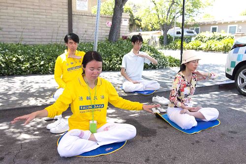 图3～4：法轮功学员在展示功法